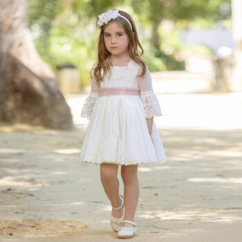 niña vestida de arras