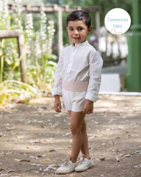 niño vestido con ropa de ceremonia